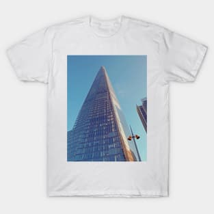 The drawf lampost in London bridge T-Shirt